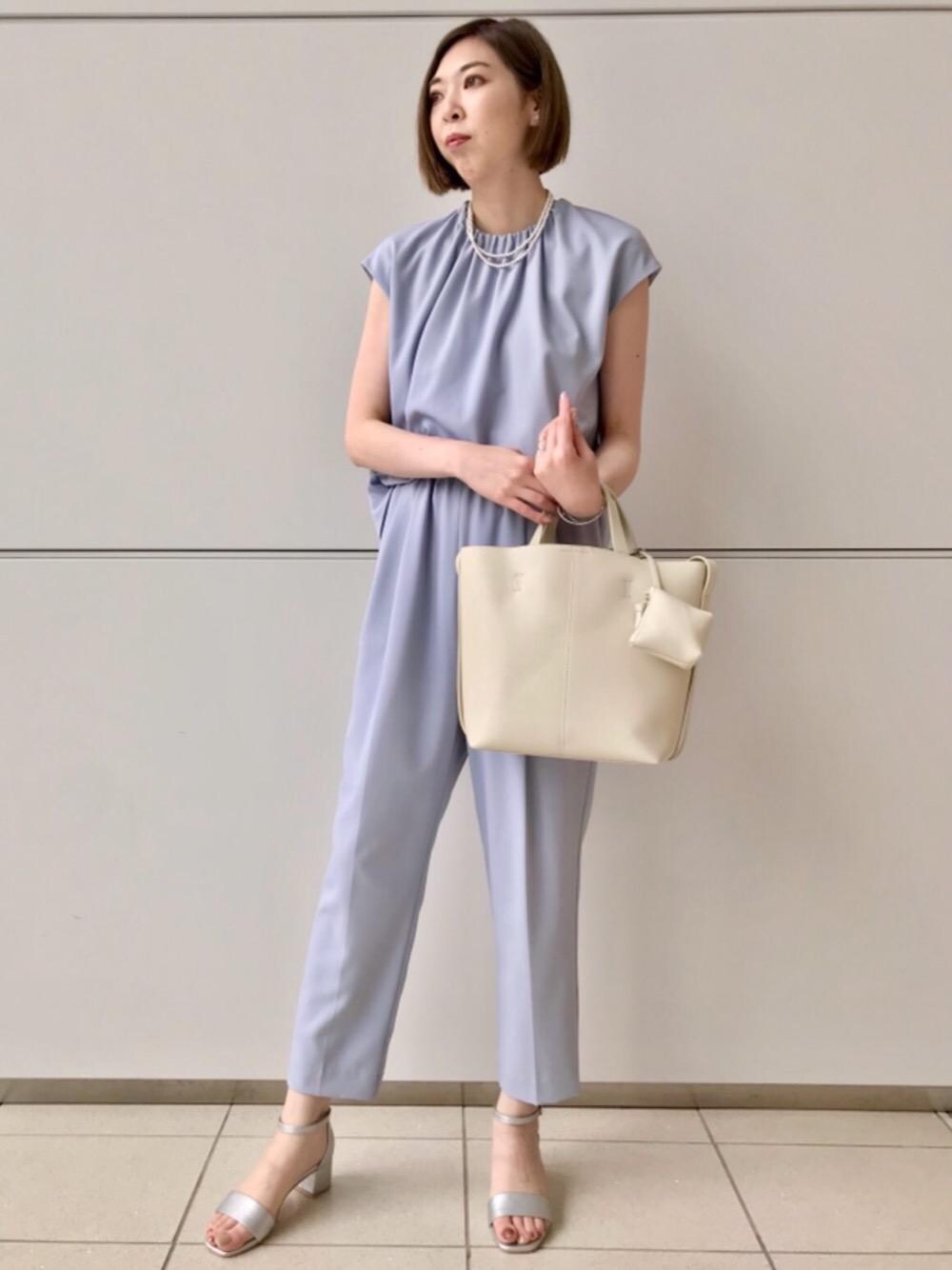 「オールインワン、アクセサリー、サンダル、ビジネス、高身長、👟バッグ、フォーマル/セレモニー、□骨格ナチュラル」｜「green label relaxingのSC メタルパール ロング ネックレス（ネックレス、シルバー系）」を使った、satoさん（レディース・169cm）の春コーディネートの1枚目の写真