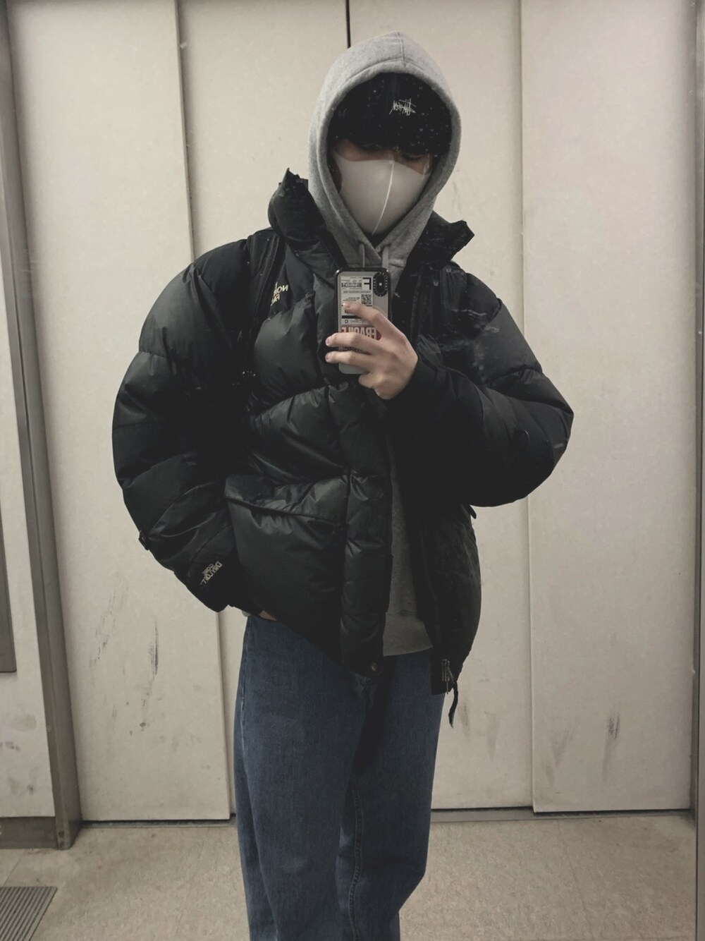 「northface、ヌプシ、パーカー グレー、stussy、ストリート」｜「uesdのアイテム（デニムパンツ、ブルー系）」を使った、とずさん（メンズ・180cm）の春コーディネートの1枚目の写真