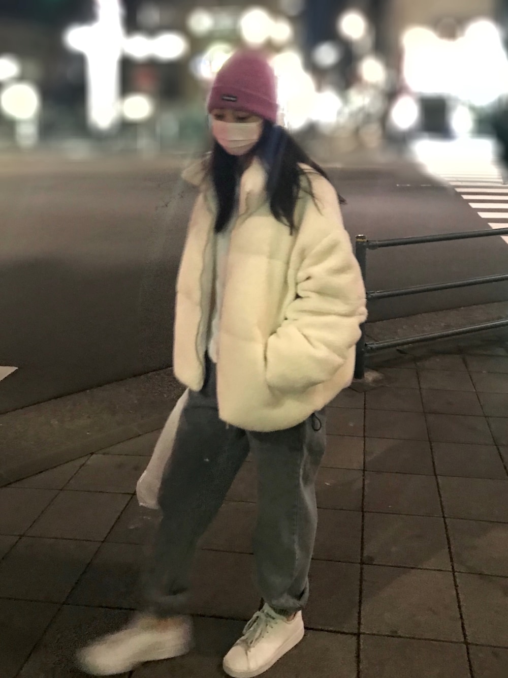 「進撃の巨人、コンビニスタイル、シュプリーム、ビーニー、ニット帽、シンプルコーデ、ストリートMIX、ストリート、高校生」｜「Supreme のアイテム（ニットキャップ/ビーニー、ピンク系）」を使った、ねいる【17】さん（レディース・164cm）の冬コーディネートの1枚目の写真