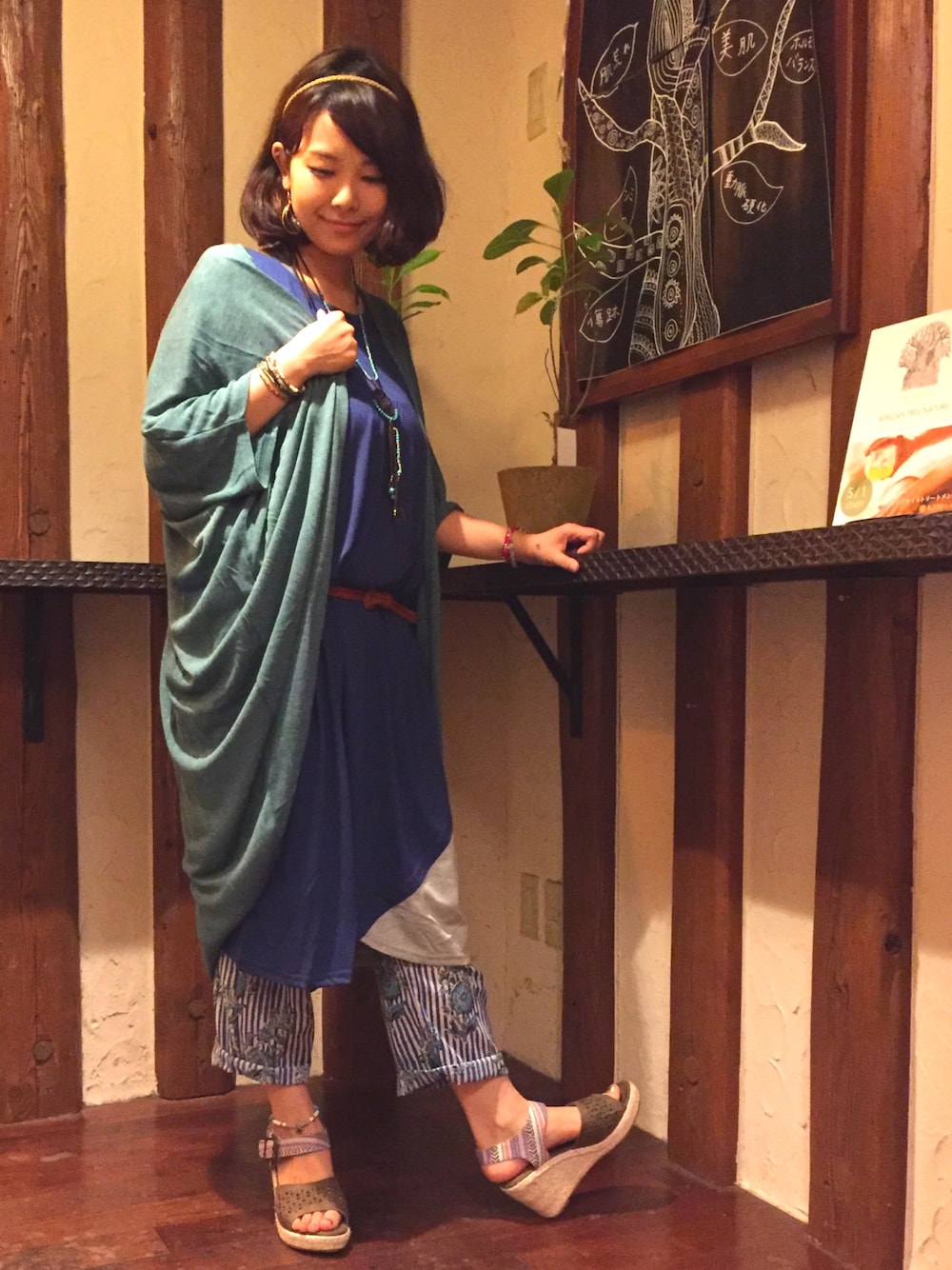 「エスニック、夏、summer、休日スタイル、ラフ、パンツスタイル、チャイハネ、ボブ、オトナカジュアル、秋まで使える」｜「チャイハネの【チャイハネ】yul プレーンロングカーデ＆ワンピース＜2点セット＞（アンサンブル、グリーン系）」を使った、MEGさん（レディース・159cm）の夏コーディネートの1枚目の写真