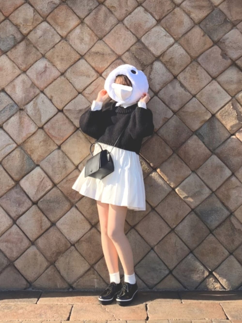 「おしゃれさんと繋がりたい、プチプラコーデ、モノクロ、ブラック、ホワイト、ディズニー、ディズニーコーデ、ワンピース、春コーデ、プチプラ」｜「GRLのティアードボリュームシャツワンピース（シャツワンピース、ホワイト系）」を使った、ぱぴこさん（レディース・163cm）の冬コーディネートの1枚目の写真