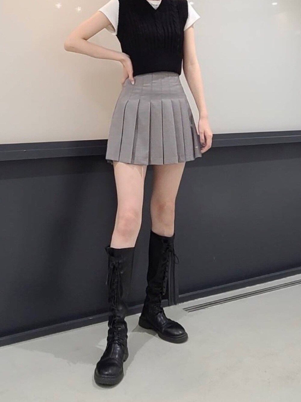 「ALAND、ALANDTOKYO、夏コーデ、ベスト、ootd、モノトーンコーデ、curetty、プリーツスカート」｜「ALANDのアイテム（スカート、グレー系）」を使った、zrnnzrさん（レディース・172cm）の夏コーディネートの1枚目の写真
