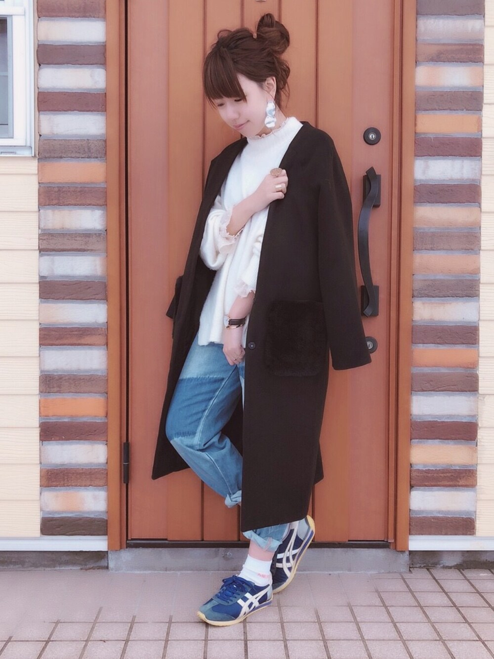 「ポケファー、ootd、スタンドネック、レースブラウス、キナリ、ZARA女、オーバーニット、レイヤードスタイル、ルーズシルエット、ゆるずる」｜「LOWRYS FARMのTRポケファーコート2 778555（その他アウター、ブラック系）」を使った、cana𓇼さん（レディース・160cm）の冬コーディネートの1枚目の写真
