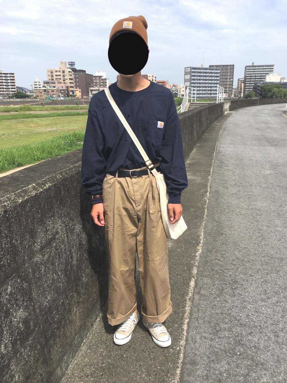 「秋コーデ、ゆるコーデ、ワイドパンツ、スニーカー、カーハート、ユニクロ、コンバース、ダニエルウェリントン、おしゃれさんと繋がりたい、いいね、save、フォローお願いします🤑」｜「Carharttのアイテム（Tシャツ/カットソー、ブルー系）」を使った、なおじゅんさん（メンズ・171cm）の秋コーディネートの1枚目の写真