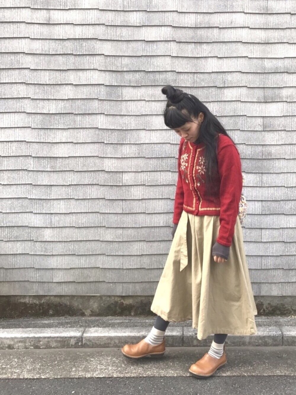「古着、秋冬コーデ、ロングスカート、handmade、カーディガン、ベージュ、ニット、冬コーデ、低身長」｜「古着の刺繍カーディガン（カーディガン/ボレロ、レッド系）」を使った、chaさん（レディース・153cm）の秋コーディネートの1枚目の写真