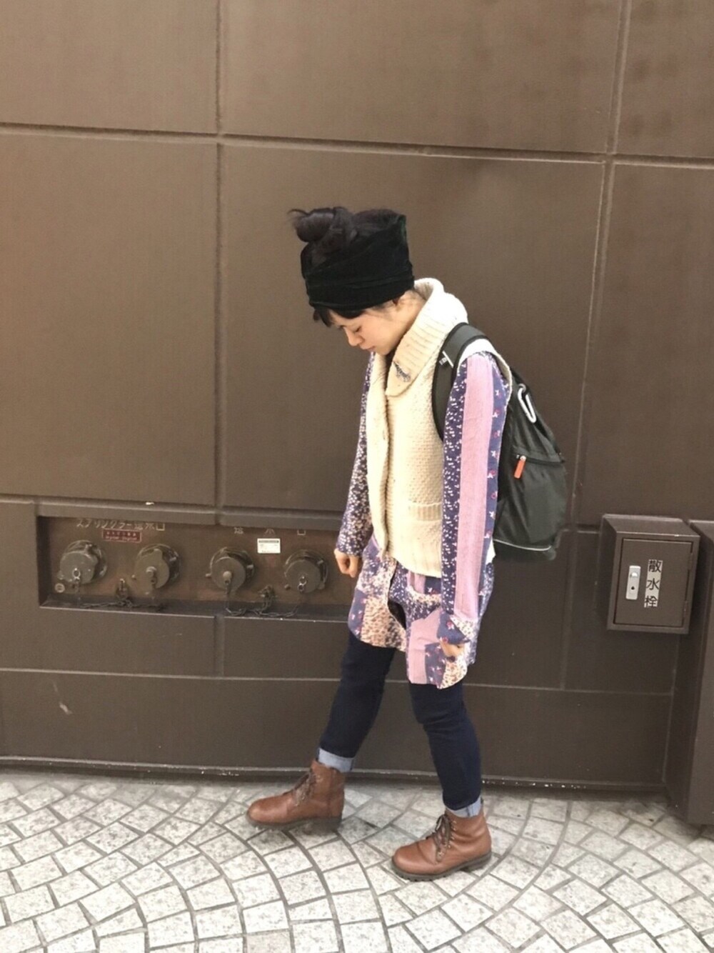 「デニム、ワンピース、ヘアバンド、marimekko、minaperhonen、デニムパンツ、ベロア、Levi's、chaopanic」｜「mina perhonenのwolf & flower（バッジ、ブルー系）」を使った、chaさん（レディース・153cm）の冬コーディネートの1枚目の写真