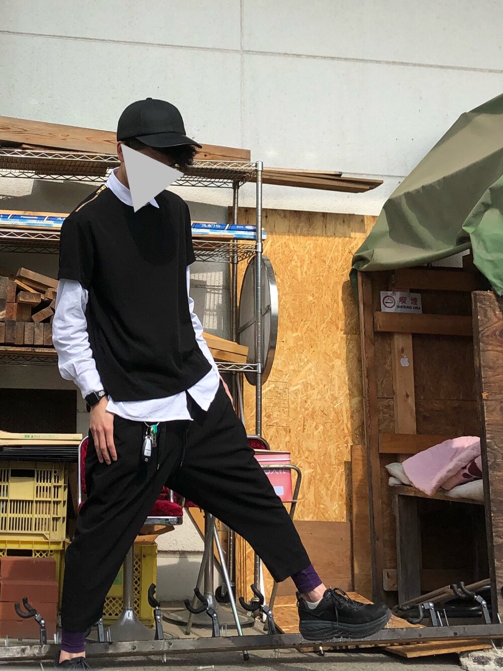 「スニーカー、UNIQLO、ブラック、キャップ、レイヤードスタイル、春コーデ、ストリート、セットアップ、オールブラック、モード」｜「UNIQLOのアイテム（シャツ/ブラウス、ホワイト系）」を使った、N△G△NEGIさん（メンズ・178cm）の春コーディネートの1枚目の写真