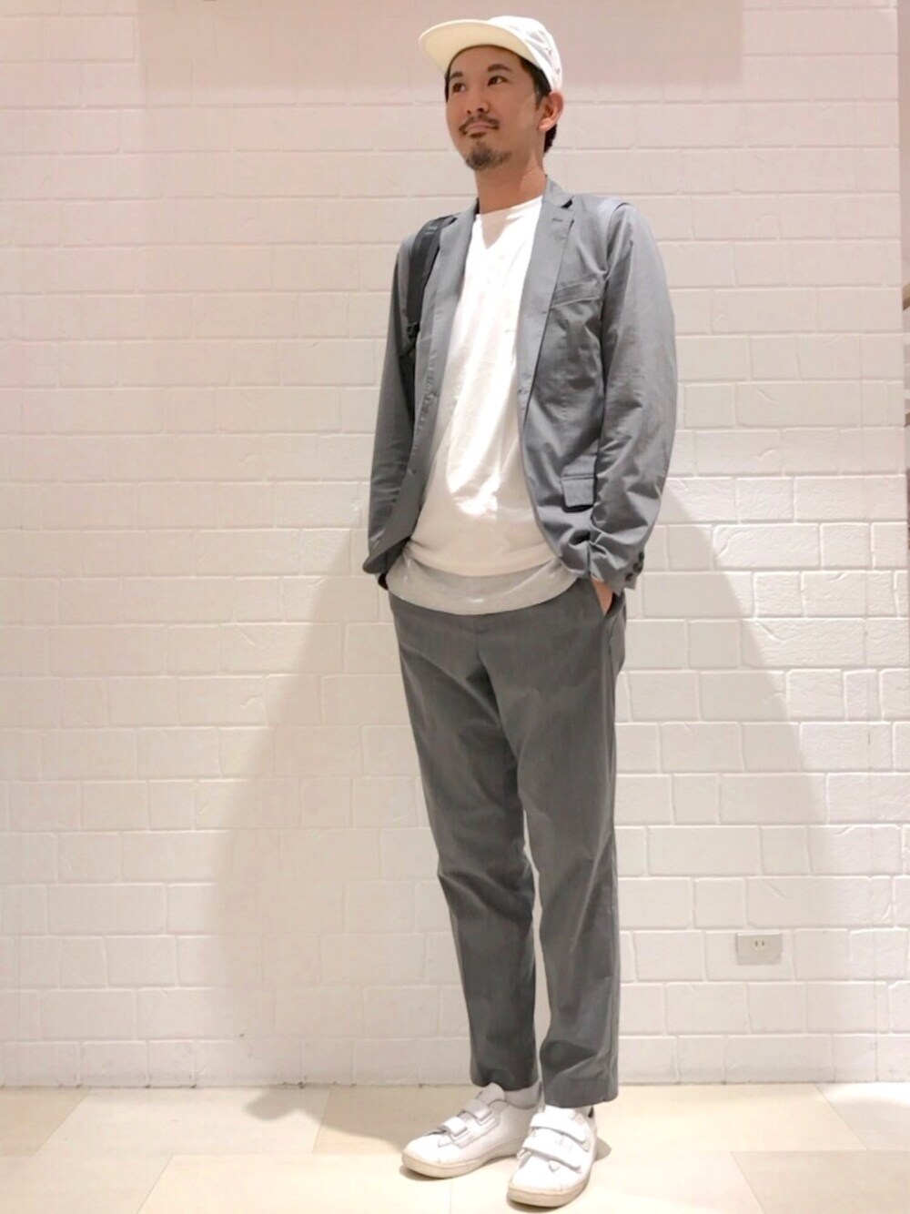 グレー系のテーラードジャケット、グレー系のその他パンツ、ホワイト系のTシャツ/カットソーを着用したメンズの春コーディネートの1枚目の写真