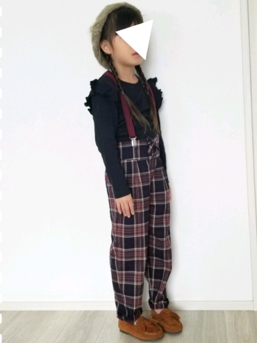 「グローバルワーク(GLOBAL WORK)、パンツコーデ、チェック、秋のコーデ、女の子コーデ」｜「DISCOATの袖フリル長袖Tシャツ（Tシャツ/カットソー、ブラック系）」を使った、yutaさん（キッズ・110cm）の秋コーディネートの1枚目の写真