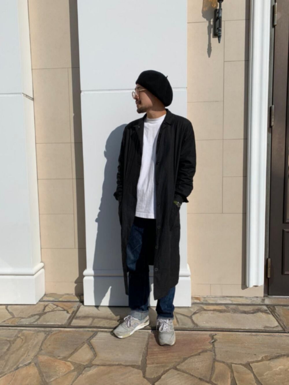 ホワイト系のTシャツ/カットソー、ブラック系のジャケット/アウター、ブルー系のデニムパンツを着用したメンズの秋コーディネートの1枚目の写真