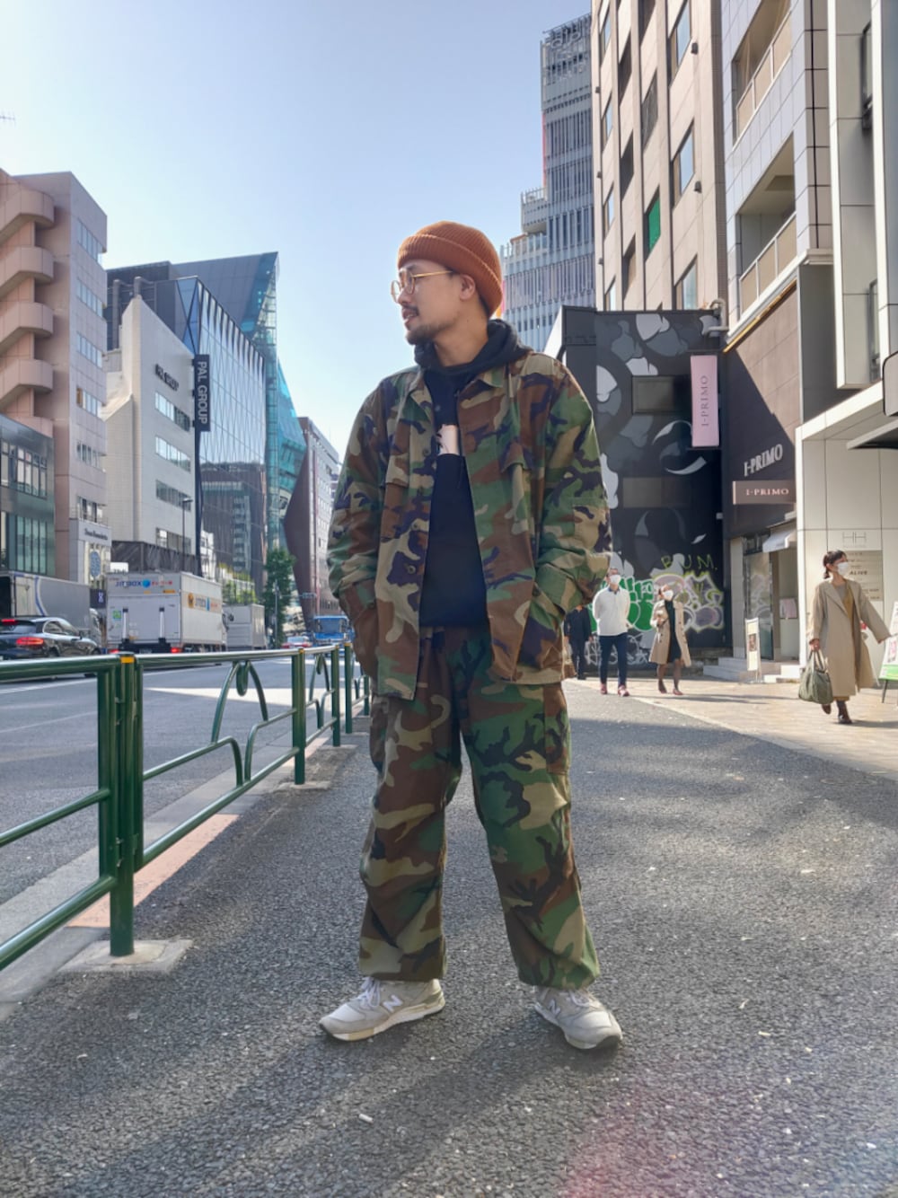 「override 、ミリタリーコーデ、古着、セットアップ風、迷彩、M65、ニット帽、ブラウン、パーカー」｜「米軍実物のアイテム（ミリタリージャケット、グリーン系）」を使った、ぐっさんさん（メンズ・169cm）の秋コーディネートの1枚目の写真