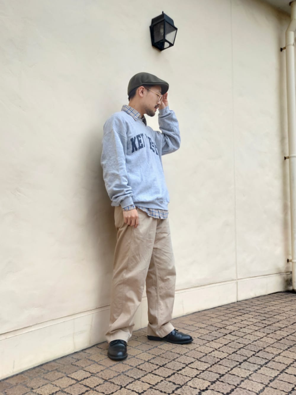 「シンプルコーデ、KANGOL、ハンチング、スウェット、チノパン、古着MIX、古着、オトナカジュアル」｜「KANGOLの【KANGOL】Wool 504 / 【カンゴール】（ハンチング/ベレー帽、グリーン系）」を使った、ぐっさんさん（メンズ・169cm）の秋コーディネートの1枚目の写真