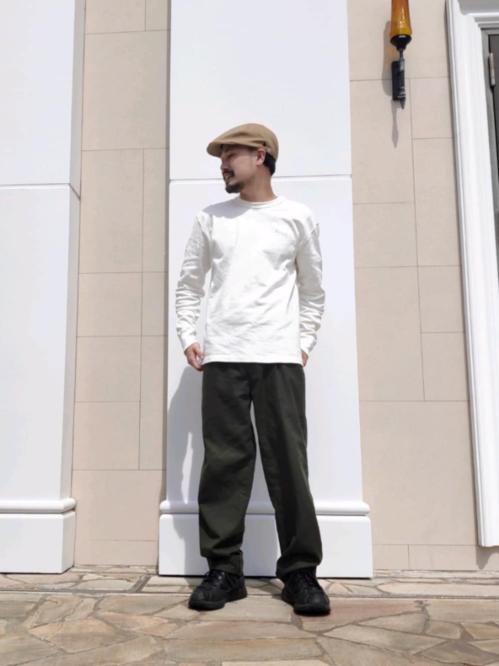 「シンプルコーデ、カジュアル、ロンT、override 、ゆるコーデ、カジュアルコーデ、ラフコーデ、ハンチング、OVERRIDE」｜「OVERRIDEの【OVERRIDE】EASY CARE HUNTING / 【オーバーライド】イージーケア　ハンチング（ハンチング/ベレー帽、ベージュ系）」を使った、ぐっさんさん（メンズ・169cm）の春コーディネートの1枚目の写真