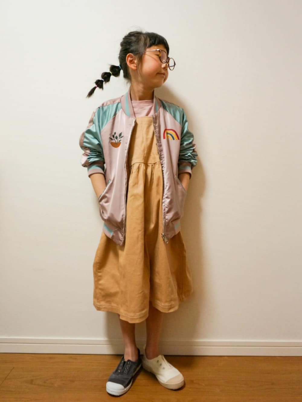 「スカジャン、ジャンパースカート、パステル映える春、春コーデ」｜「Cientaの/【CIENTA】デッキシューズ（KIDS）（スニーカー、ブラック系）」を使った、sakana さん（キッズ・120cm）の春コーディネートの1枚目の写真