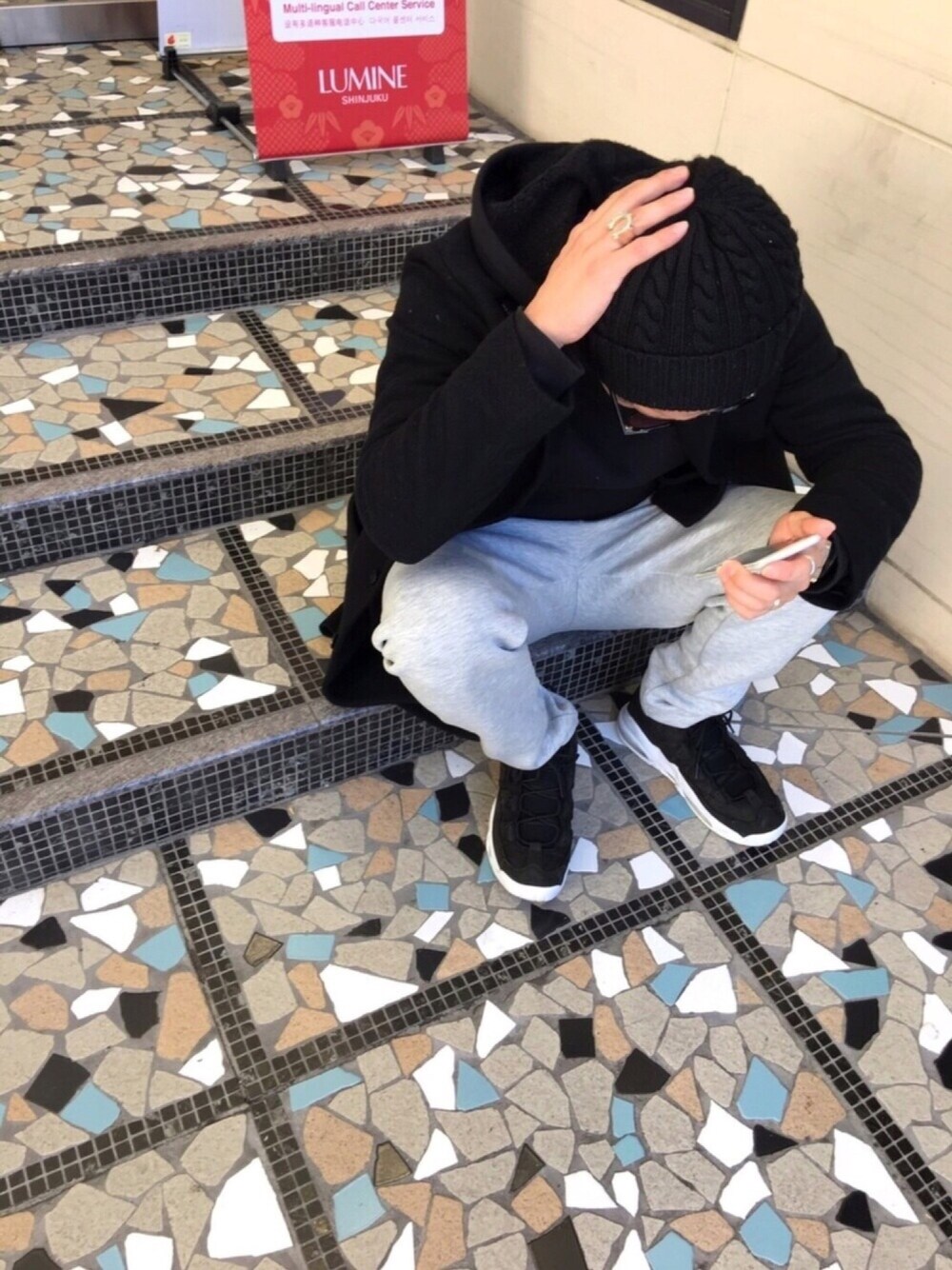「ROTTWEILER、THE NORTH FACE、Moscot、TENDERLOIN、LARRY SMITH、NIKE、スニーカー、チェスターコート、スウェットパンツ」｜「TENDERLOINのアイテム（リング、シルバー系）」を使った、1985さん（メンズ・170cm）の冬コーディネートの1枚目の写真