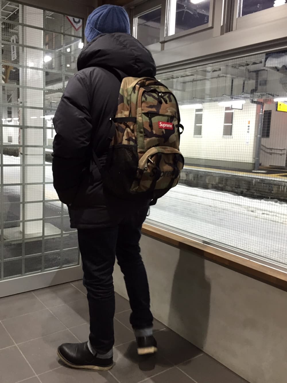 「COOTIE、NEIGHBORHOOD、supreme、Redwing、ダウンジャケット、スキニーデニム、skinny、ブーツ、サイドゴアブーツ、バックパック」｜「Supreme のアイテム（バックパック/リュック、その他）」を使った、1985さん（メンズ・170cm）の冬コーディネートの1枚目の写真
