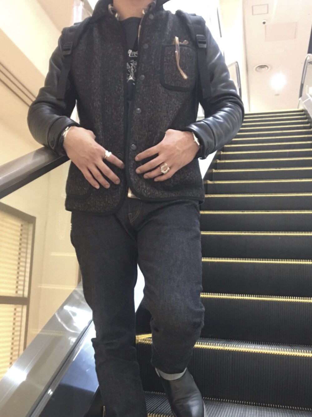 「COOTIE、TENDERLOIN、レザージャケット、デニム、バックパック、冬コーデ、RED WING、レッドウィング、ブーツ」｜「COOTIE PRODUCTIONSのアイテム（ジャケット/アウター、ブラック系）」を使った、1985さん（メンズ・170cm）の冬コーディネートの1枚目の写真