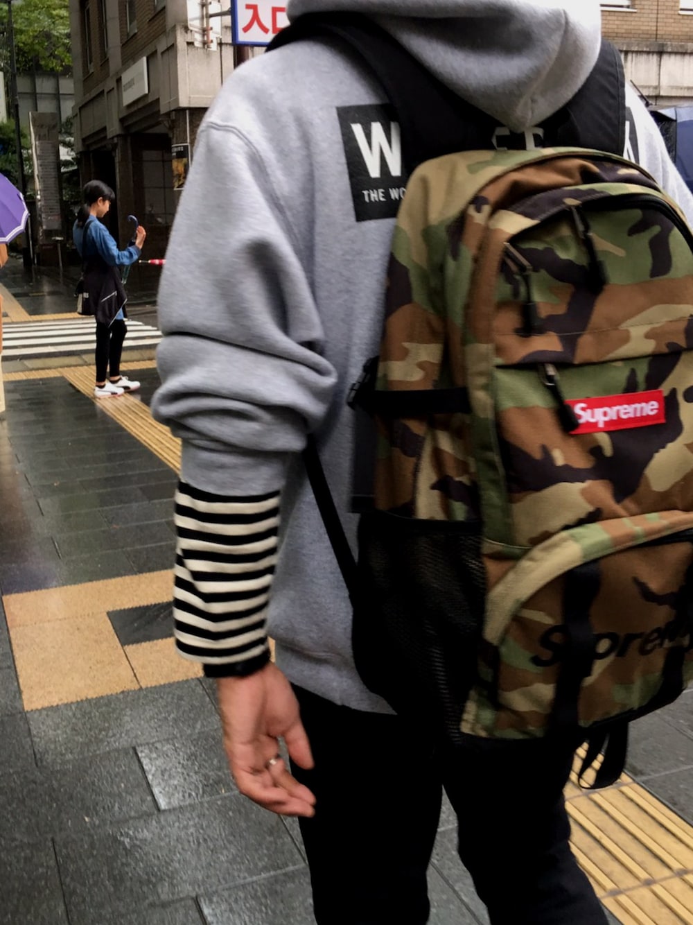 「supreme、ROTTWEILER、COOTIE、バックパック、秋のコーデ」｜「ROTTWEILERのFRUIT OF THE  LOOM SWEAT（パーカー、グレー系）」を使った、1985さん（メンズ・170cm）の秋コーディネートの1枚目の写真
