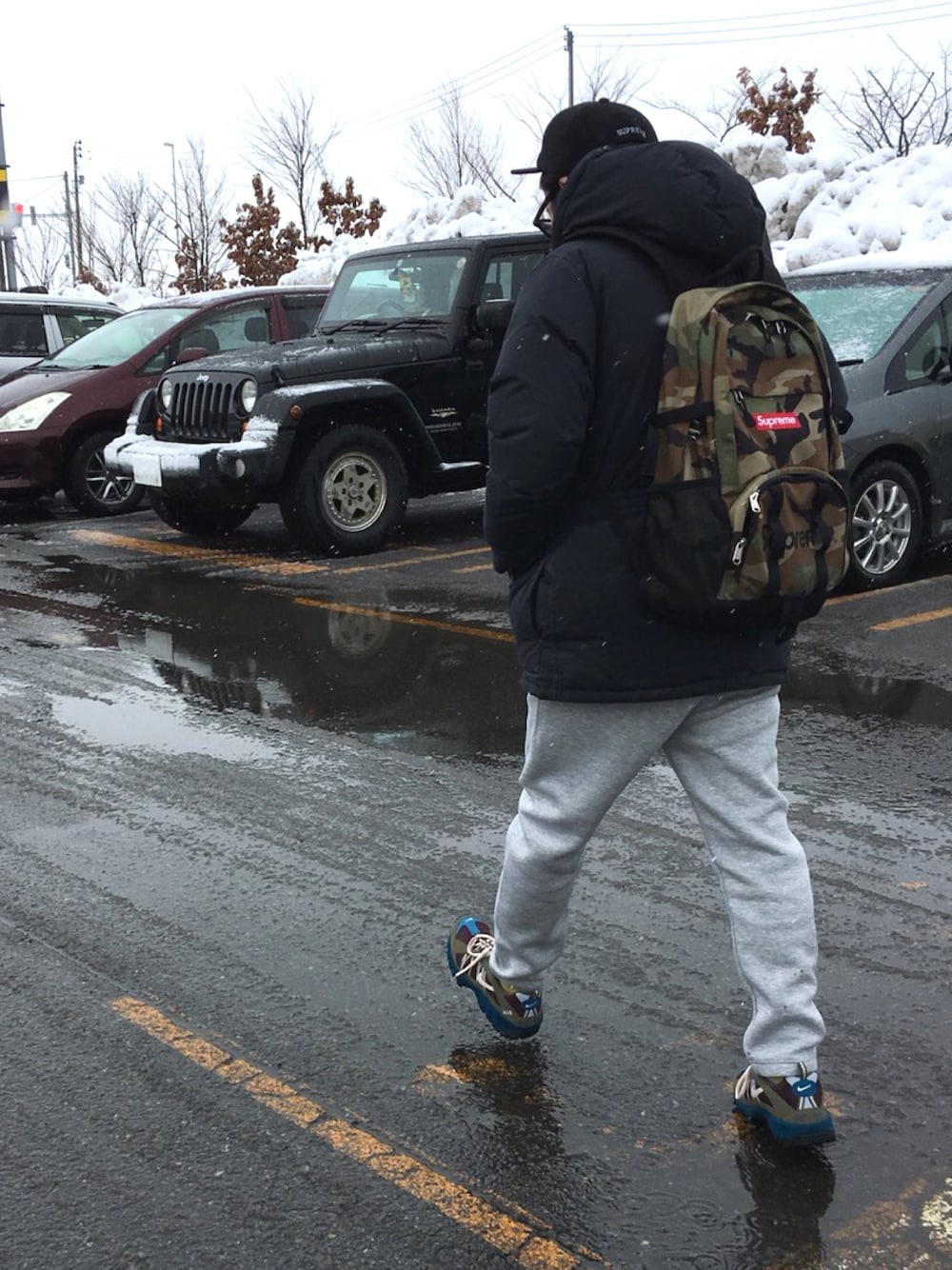 「ダウンジャケット、スウェットパンツ、スニーカー、supreme、NEIGHBORHOOD、THE NORTH FACE、NIKE、エアフマラ、Moscot、めがね」｜「NIKEのアイテム（スニーカー、グリーン系）」を使った、1985さん（メンズ・170cm）の冬コーディネートの1枚目の写真