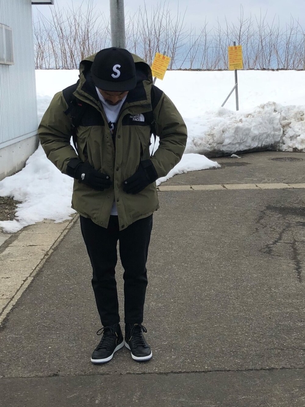 「THE NORTH FACE、mountain down jacket、マウンテンダウンジャケット、supreme、シュプリーム、NIKE、Jordan、jordan1、スニーカー」｜「Supreme のアイテム（キャップ、ブラック系）」を使った、1985さん（メンズ・170cm）の冬コーディネートの1枚目の写真