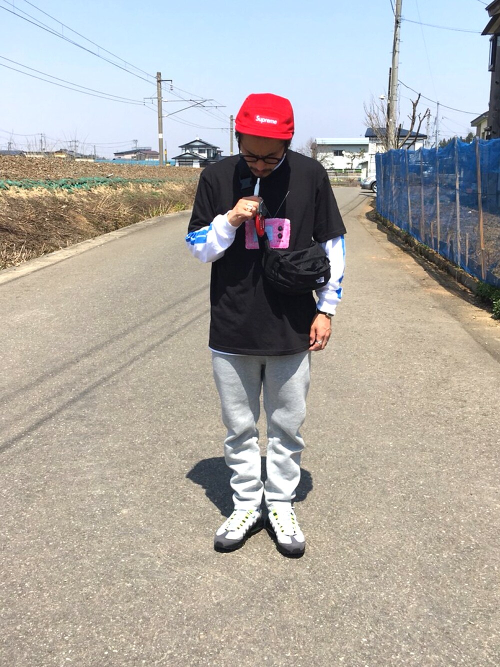 「supreme、シュプリーム、THE NORTH FACE、スウェットパンツ、スニーカー、AIR MAX、airmax95、Moscot」｜「Supreme のアイテム（キャップ、レッド系）」を使った、1985さん（メンズ・170cm）の春コーディネートの1枚目の写真