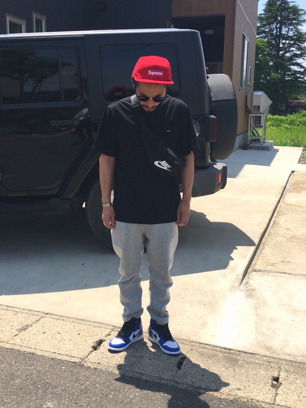 「supreme、THE NORTH FACE、NIKE、AIR JORDAN、ray ban、スニーカー、シュプリーム」｜「Supreme のアイテム（Tシャツ/カットソー、ブラック系）」を使った、1985さん（メンズ・170cm）の夏コーディネートの1枚目の写真