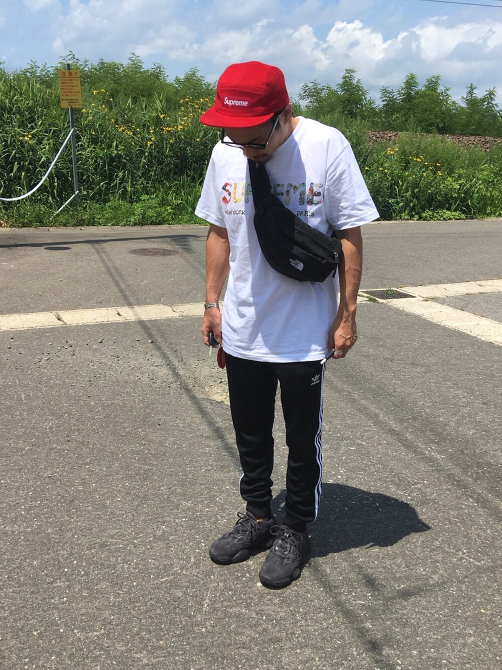 「supreme、シュプリーム、THE NORTH FACE、adidas、yeezy、yeezyboost、スニーカー、yeezy500」｜「Supreme のアイテム（Tシャツ/カットソー、ホワイト系）」を使った、1985さん（メンズ・170cm）の夏コーディネートの1枚目の写真
