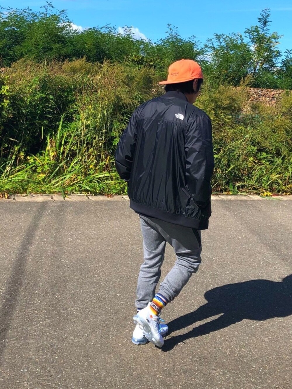 「supreme、シュプリーム、THE NORTH FACE、ノースフェイス、NIKE、スエットパンツ、vapormax、off white、THE TEN、スニーカー」｜「Supreme のアイテム（キャップ、オレンジ系）」を使った、1985さん（メンズ・170cm）の秋コーディネートの1枚目の写真