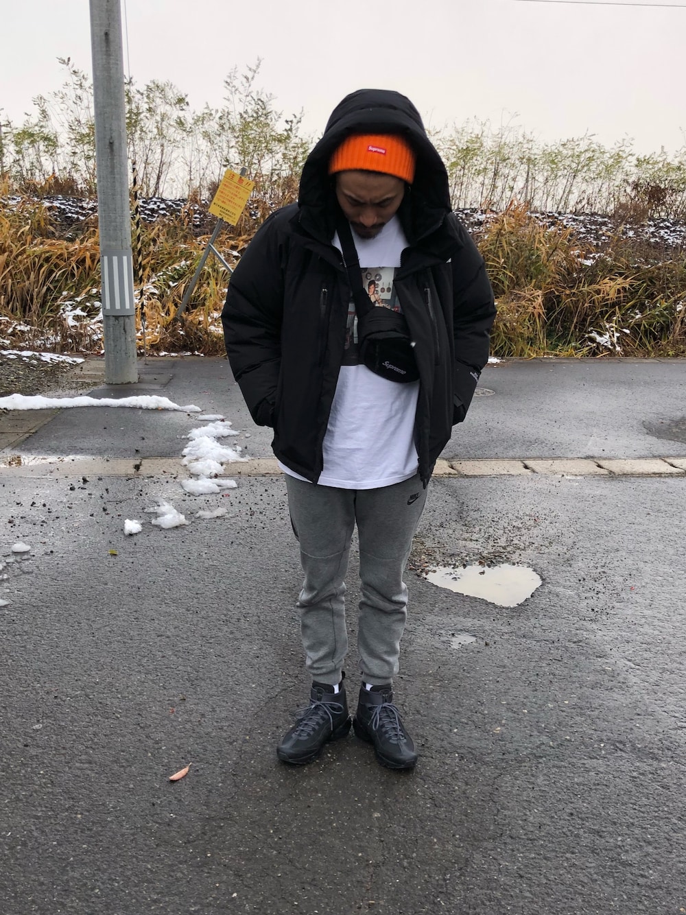 「THE NORTH FACE、バルトロライトジャケット、ダウンジャケット、NIKE、supreme、スニーカー、sneakers、AIR MAX」｜「Supreme のアイテム（ニットキャップ/ビーニー、ブラック系）」を使った、1985さん（メンズ・170cm）の秋コーディネートの1枚目の写真