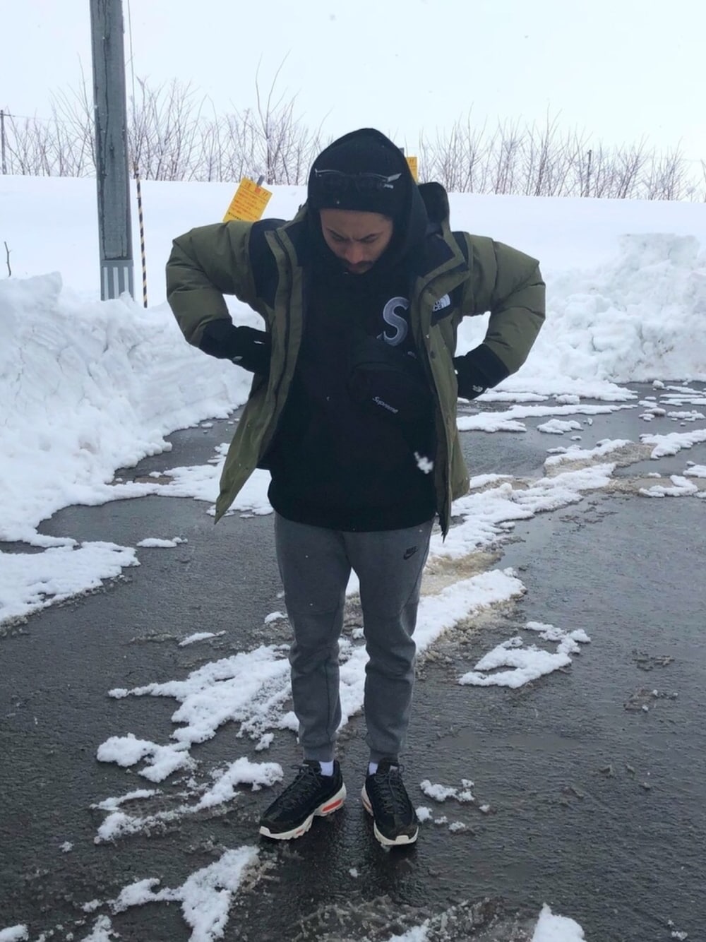「supreme、THE NORTH FACE、ノースフェイス、ダウンジャケット、NIKE、エアマックス、carhartt、スニーカー、マウンテンダウンジャケット」｜「THE NORTH FACEの▲THE NORTH FACE / Mountain Down Jacket（ダウンジャケット/コート、グレー系）」を使った、1985さん（メンズ・170cm）の冬コーディネートの1枚目の写真