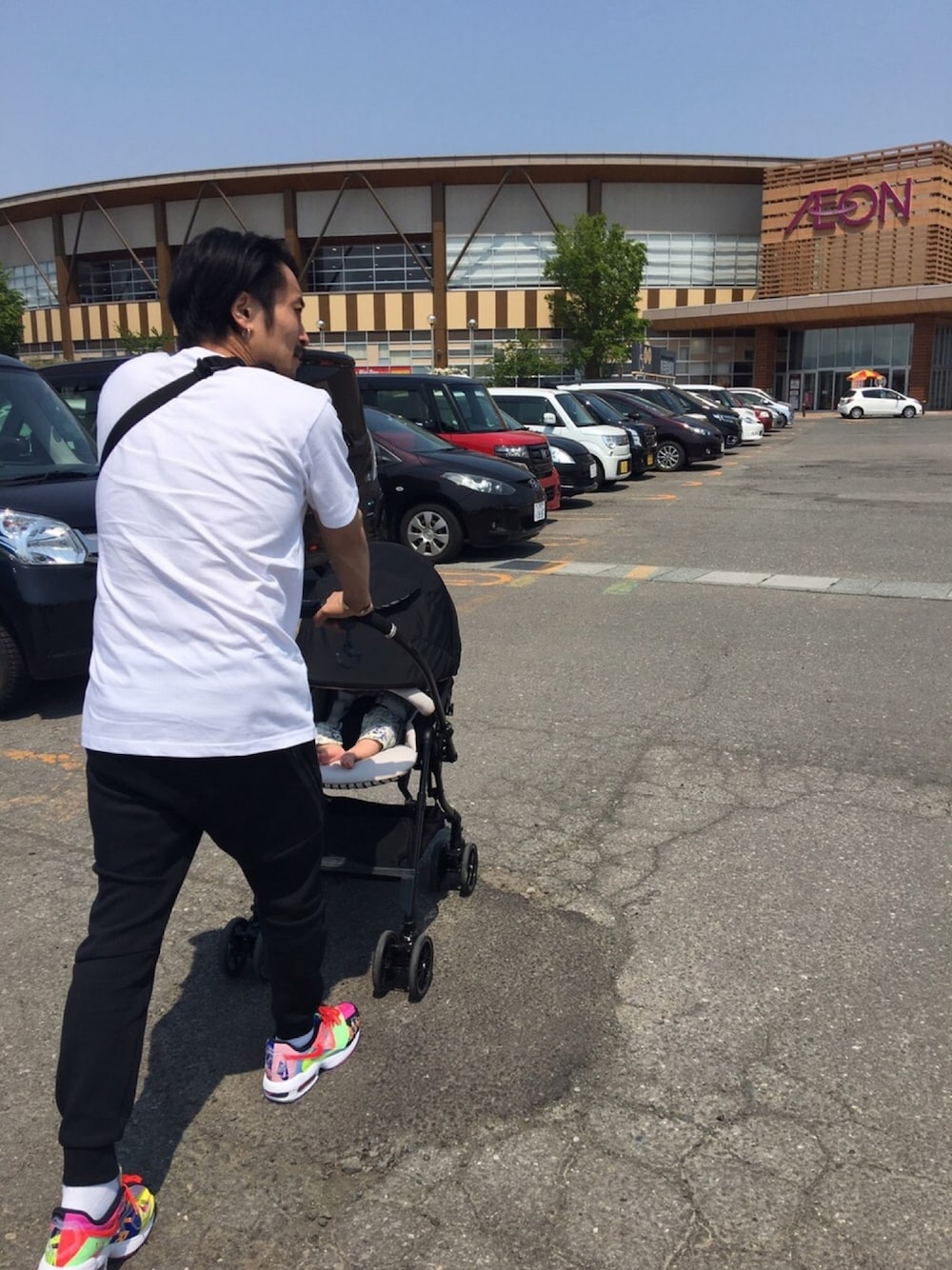 「supreme、NIKE、スニーカー、sneakers、airmax、airmax2light」｜「Supreme のアイテム（Tシャツ/カットソー、ホワイト系）」を使った、1985さん（メンズ・170cm）の春コーディネートの1枚目の写真