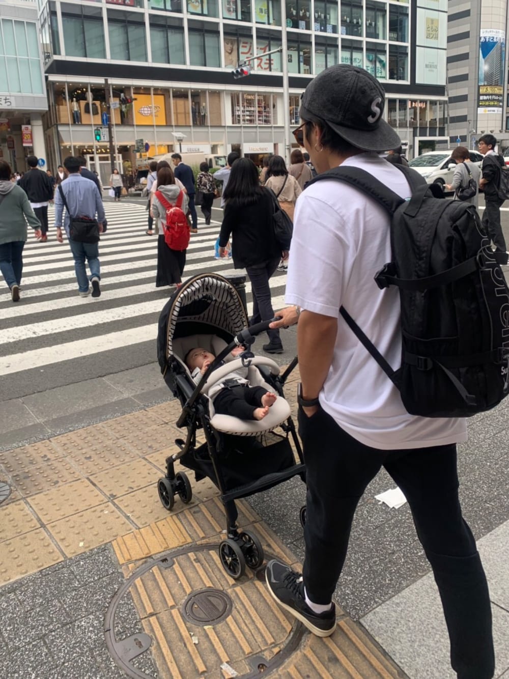 「supreme、シュプリーム、NIKE、スニーカー、Apple Watch、H&M、スニーカーコーデ」｜「Supreme のアイテム（キャップ、ブラック系）」を使った、1985さん（メンズ・170cm）の秋コーディネートの1枚目の写真