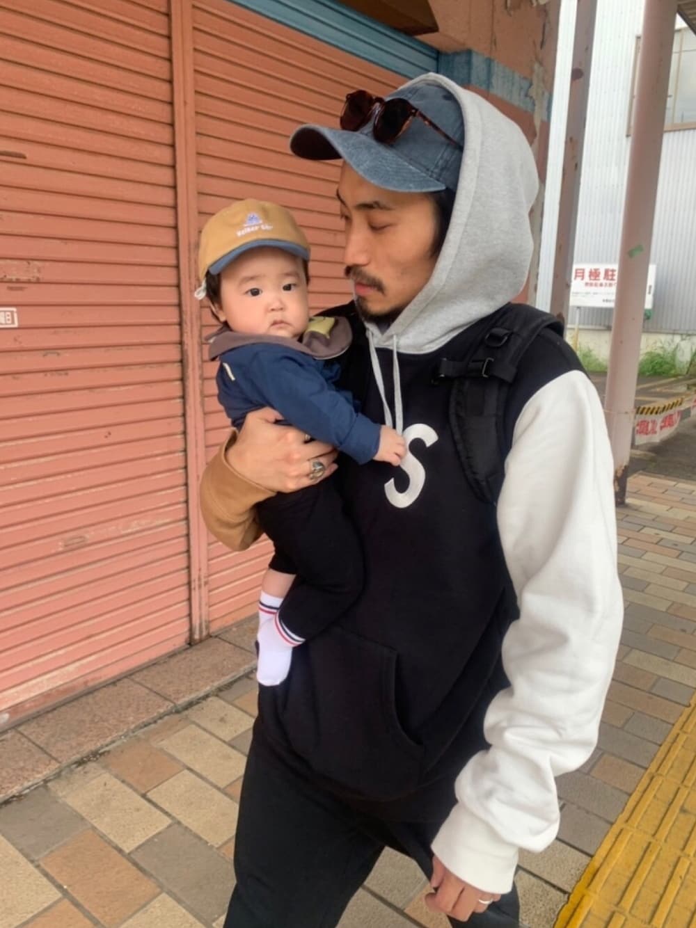 「supreme、THE NORTH FACE、ノースフェイス、NEW ERA、パーカー、H&M、ベビーコーデ」｜「Supreme のアイテム（パーカー、その他）」を使った、1985さん（メンズ・170cm）の秋コーディネートの1枚目の写真