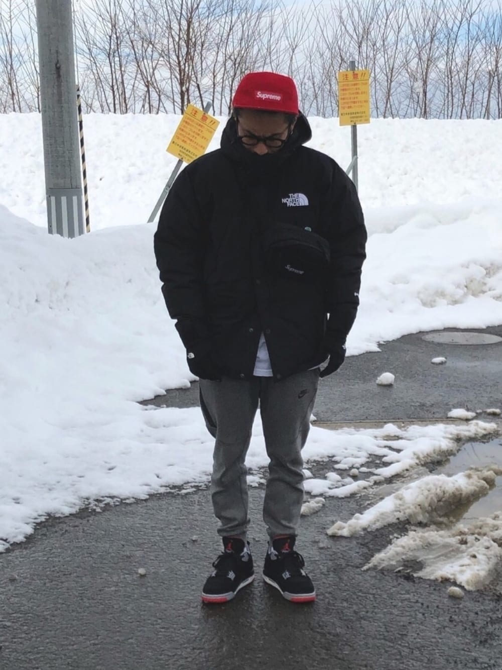 「supreme、THE NORTH FACE、ノースフェイス、マウンテンダウンジャケット、NIKE、スニーカー、スニーカーコーデ」｜「Supreme のアイテム（キャップ、レッド系）」を使った、1985さん（メンズ・170cm）の冬コーディネートの1枚目の写真