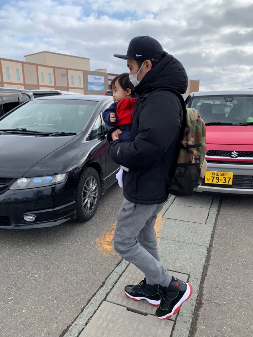 「THE NORTH FACE、NIKE、キャップ、ダウンジャケット、バルトロライトジャケット、Baltro Light Jacket、スニーカー、スニーカーコーデ、Jordan」｜「NIKEのアイテム（キャップ、ブルー系）」を使った、1985さん（メンズ・170cm）の冬コーディネートの1枚目の写真