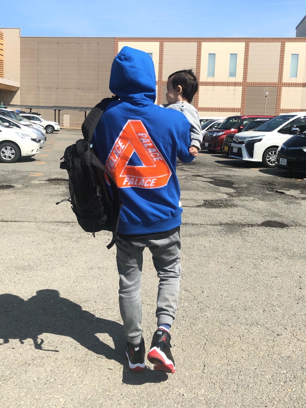 「palace、palaceskateboards、supreme、NIKE、ナイキ、スニーカー、スニーカーコーデ、THE NORTH FACE、ノースフェイス、バックパック」｜「PALACEのアイテム（パーカー、ブルー系）」を使った、1985さん（メンズ・170cm）の春コーディネートの1枚目の写真