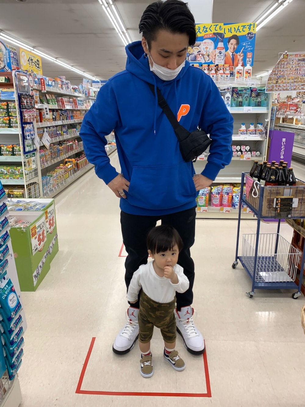 「palace、palaceskateboards、supreme、NIKE、スニーカー、スニーカーコーデ、Jordan、VANS、UNIQLO」｜「PALACEのアイテム（パーカー、ブルー系）」を使った、1985さん（メンズ・170cm）の春コーディネートの1枚目の写真