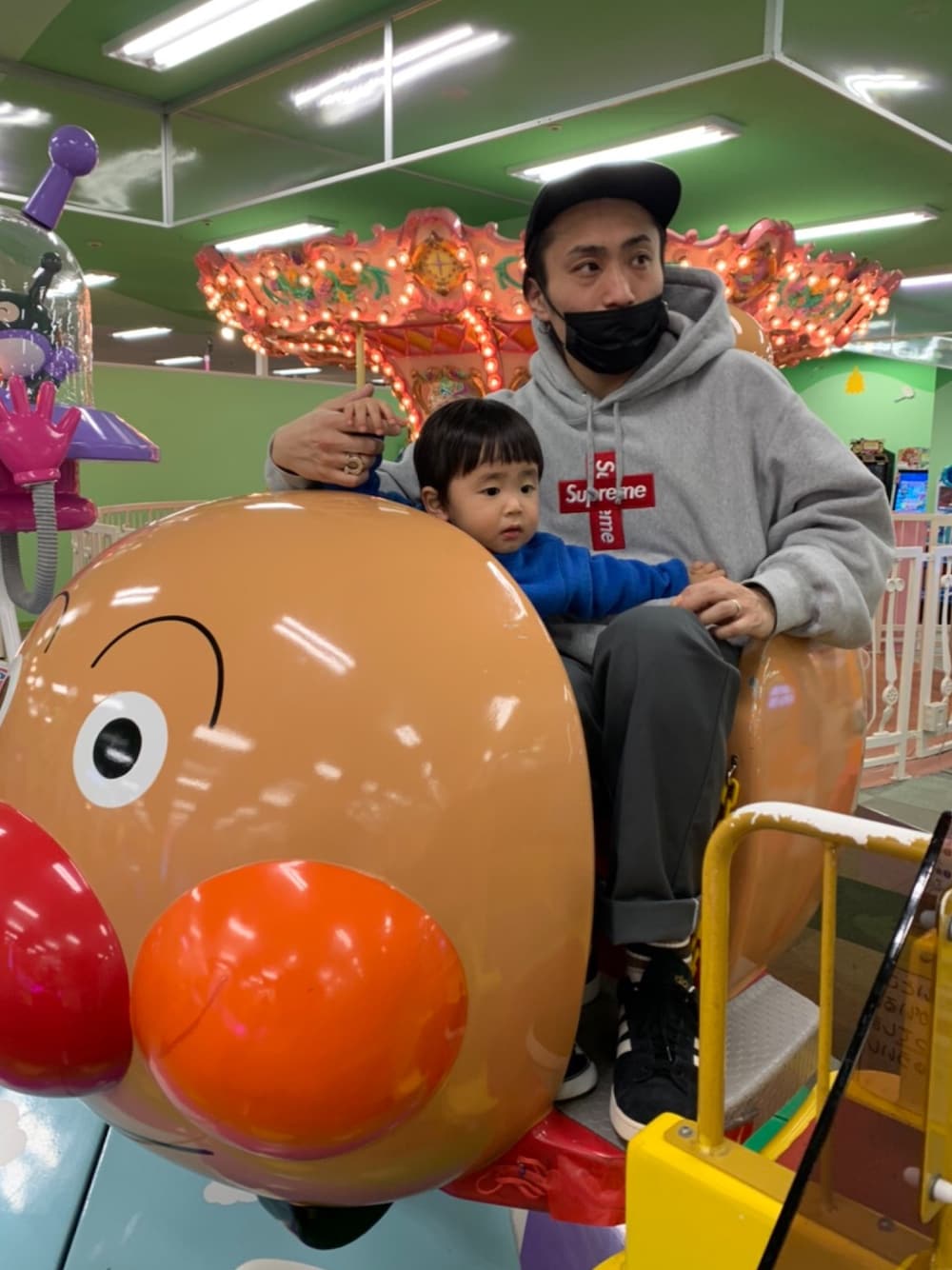 「supreme、シュプリーム、ディッキーズ(Dickies)、Dickies、adidas、ワークパンツ、キャンパススニーカー、campus 80's」｜「Supreme のアイテム（パーカー、グレー系）」を使った、1985さん（メンズ・170cm）の春コーディネートの1枚目の写真
