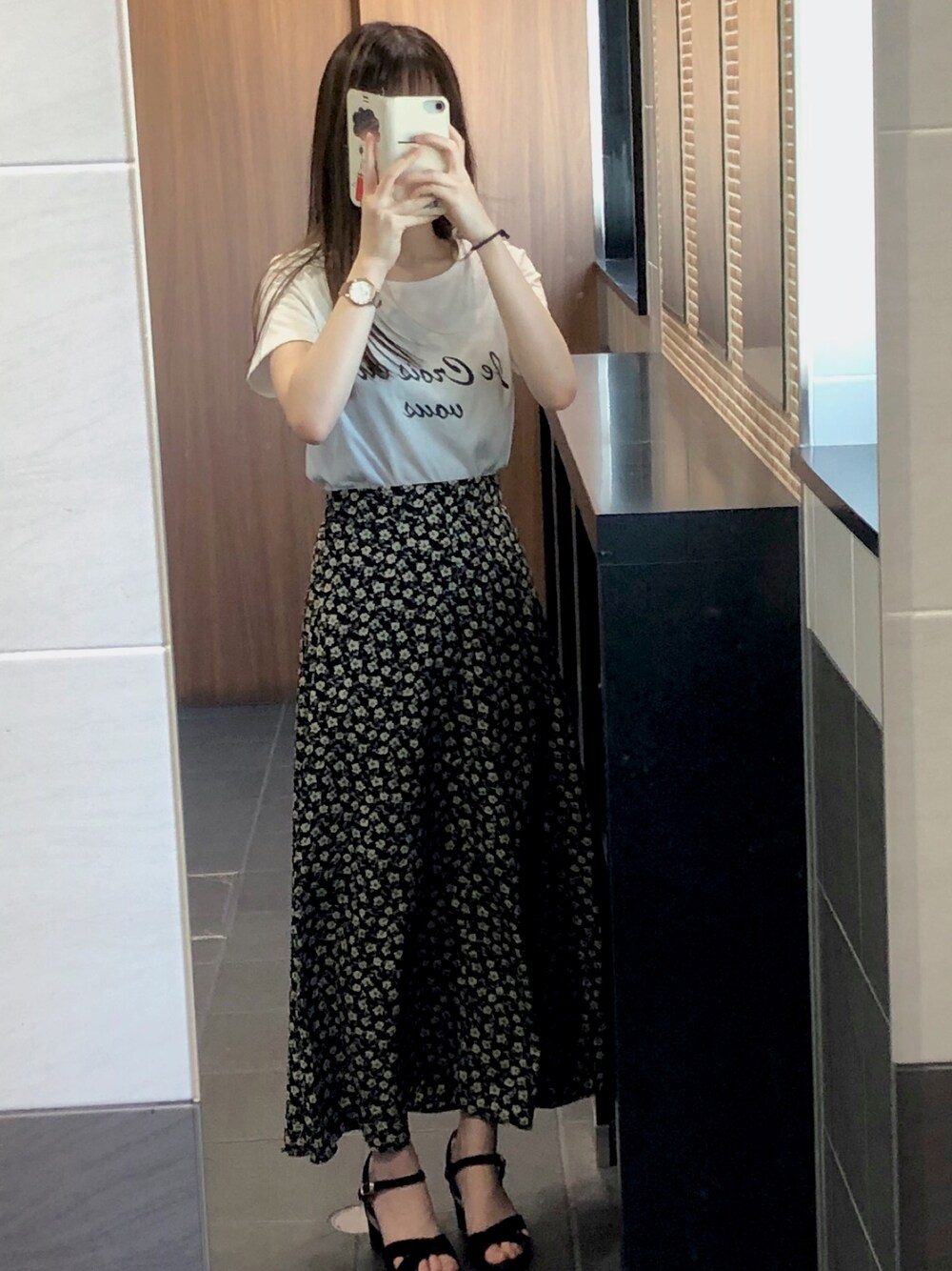 「tiptop、花柄スカート、黒スカート、白Tシャツ、夏コーデ」｜「tiptopの【web限定】アソートAラインロングスカート（スカート、ブラック系）」を使った、miiさん（レディース・157cm）の夏コーディネートの1枚目の写真