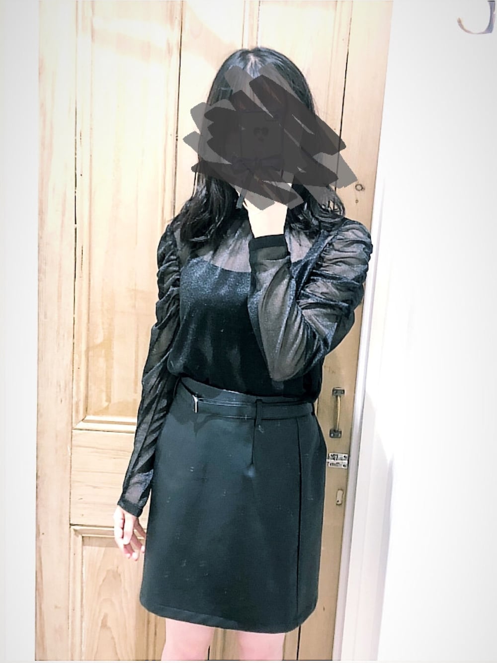 「黒コーデ、レザースカート、シースルートップス、全身黒、黒トップス、黒スカート、秋服、秋のコーデ」｜「MAJESTIC LEGONのシアーボリュームブラウス（シャツ/ブラウス、ブラック系）」を使った、miiさん（レディース・157cm）の秋コーディネートの1枚目の写真