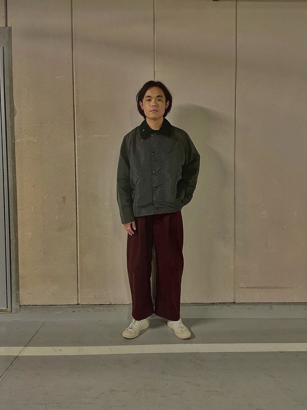 ブラック系のブルゾン、その他のその他パンツ、ベージュ系のスニーカーを着用したメンズの春コーディネートの1枚目の写真