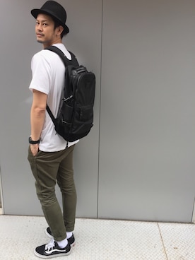 「黒リュック」｜「アイテム（チノパンツ）」を使った、ASADAさん（メンズ・181cm）の夏コーディネート