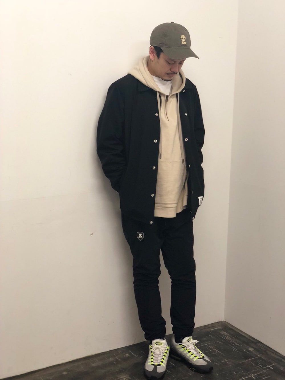 「スニーカー、コーチジャケット、ストリート、エアマックス95、MAKAVELIC、kith、ビッグシルエット、黒コーデ、マキャベリック、リラックススタイル」｜「MAKAVELICのアイテム（その他アウター、ブラック系）」を使った、ASADAさん（メンズ・181cm）の春コーディネートの1枚目の写真