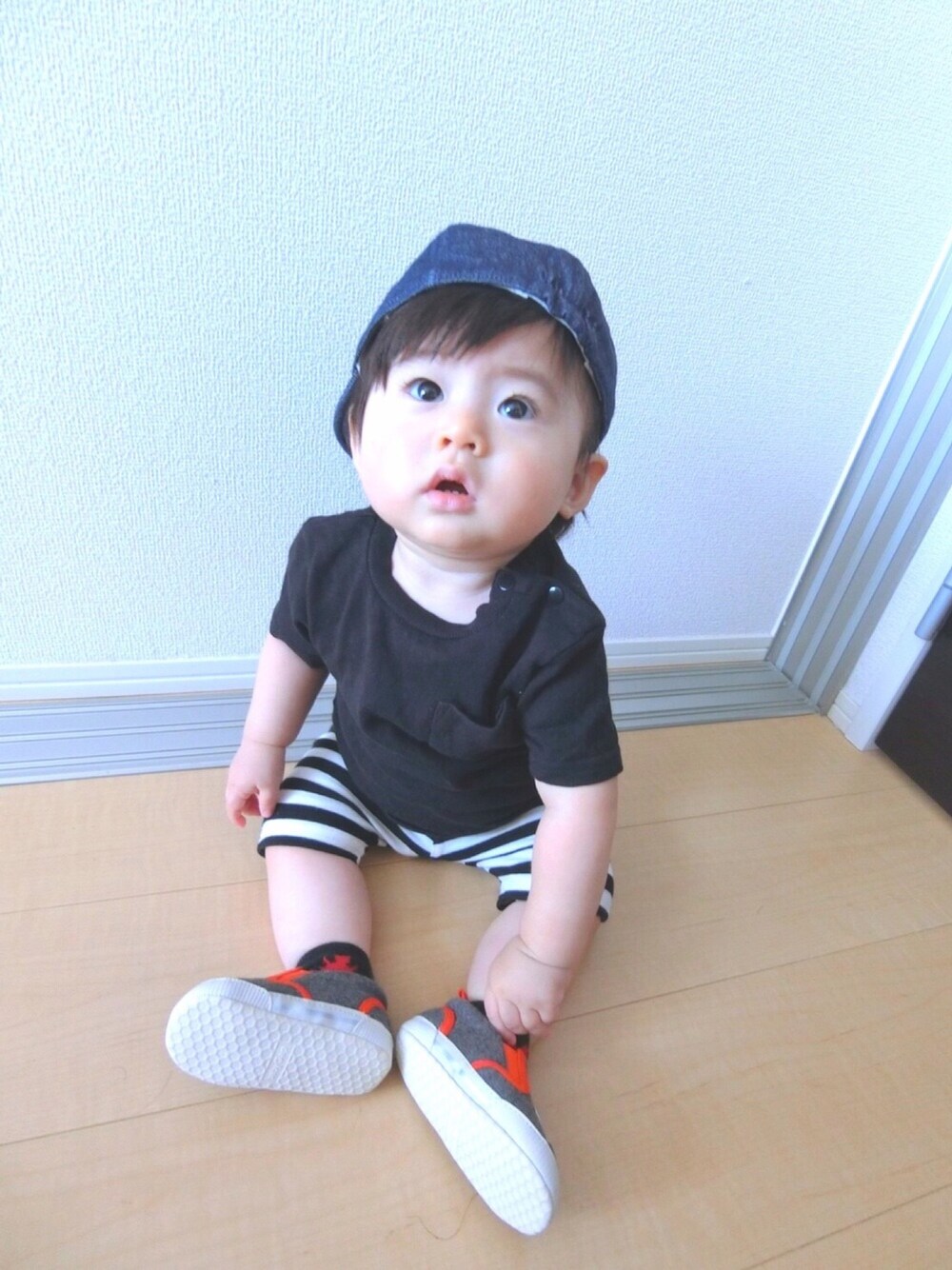 「Birthdayのアイテム（Tシャツ/カットソー、ブラック系）」を使った、LEOさん（メンズ・70cm）の夏コーディネートの1枚目の写真