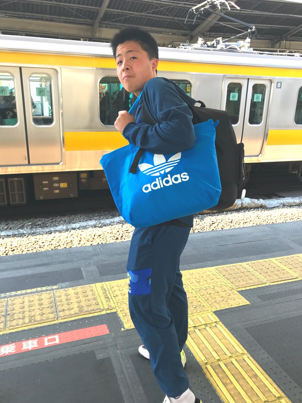 「adidas」｜「KELMEのアイテム（スウェット、ブルー系）」を使った、ハマチさん（メンズ・168cm）の冬コーディネートの1枚目の写真
