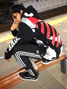 「OFF-WHITE」｜「アイテム（ハンチング/ベレー帽）」を使った、菊地光一さん（メンズ・178cm）の春コーディネート