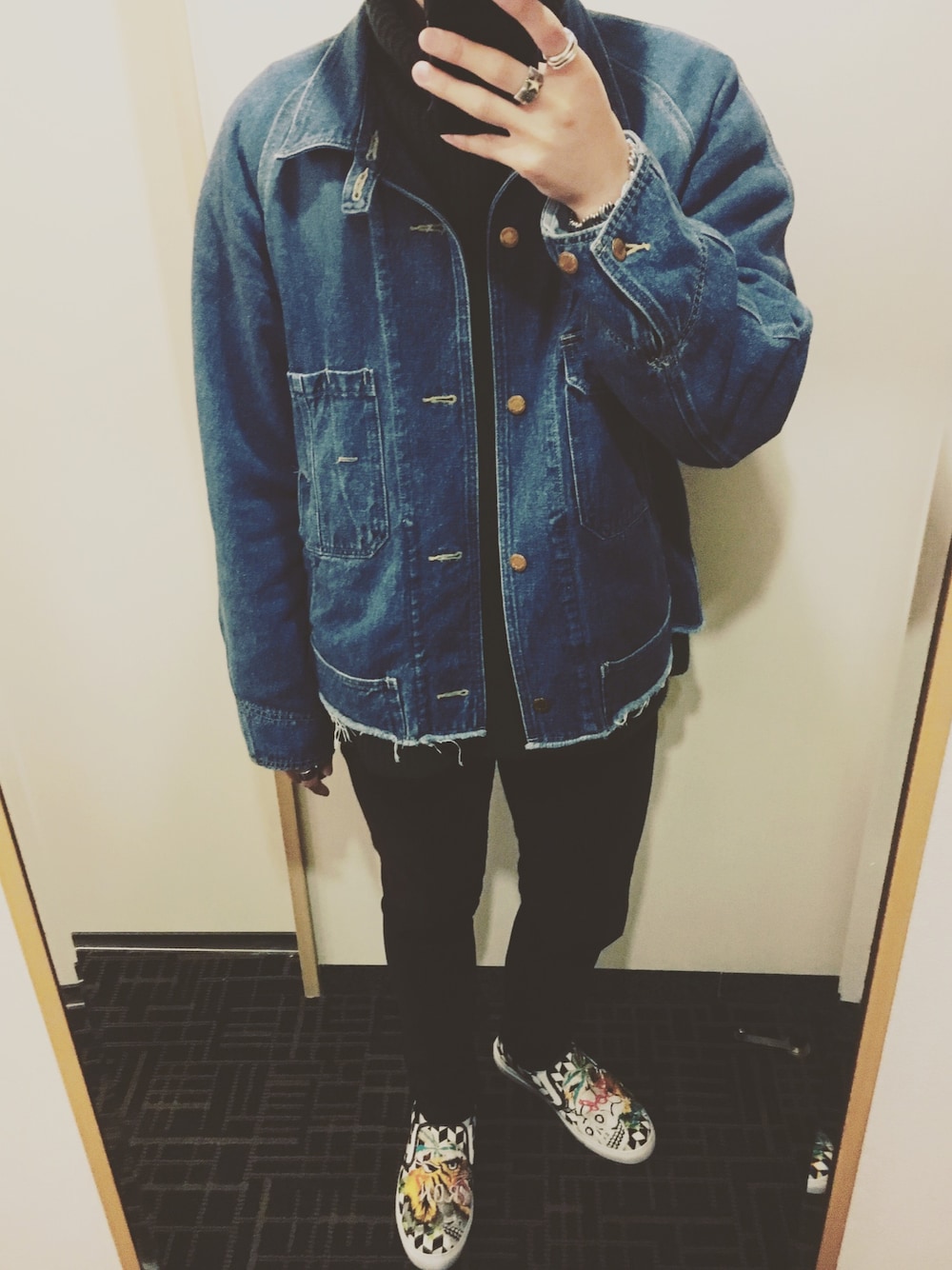 「doublet、name.、edwina horl、jillplatner、indian jewelry、denimjacket、knit、sneakers、pants」｜「doubletのアイテム（デニムジャケット、ブルー系）」を使った、TETSUITIROUさん（メンズ・164cm）の春コーディネートの1枚目の写真