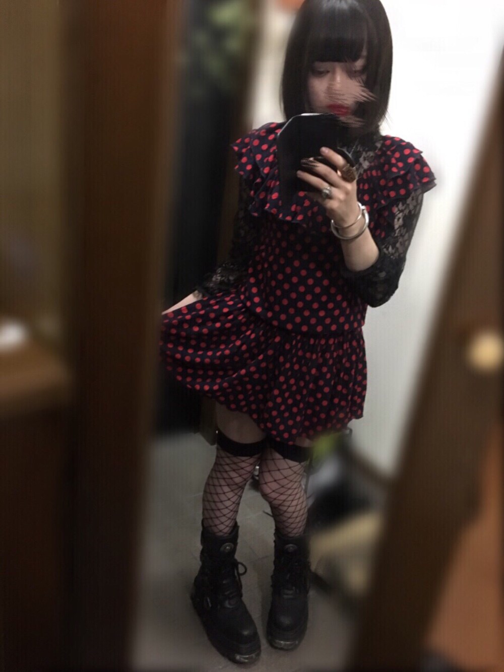 ブラック系のワンピース、ブラック系のトップス、ブラック系のブーツを着用したレディースの夏コーディネートの1枚目の写真