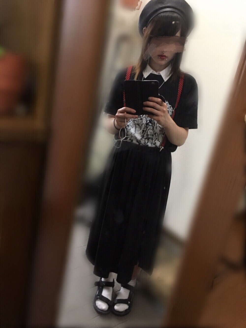 ブラック系のスカート、ホワイト系のシャツ/ブラウス、ブラック系のTシャツ/カットソーを着用したレディースの夏コーディネートの1枚目の写真