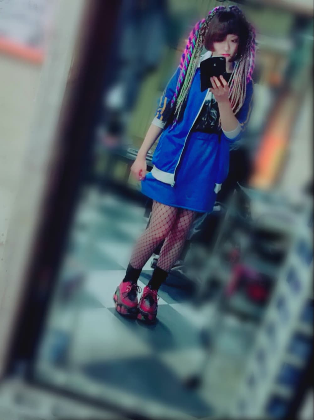 ブルー系のスカート、ブルー系のその他アウター、レッド系のシューズを着用したレディースの夏コーディネートの1枚目の写真